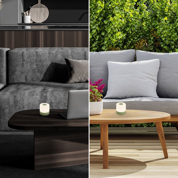 Tragbare LED-Leuchte für innen und außen, auf einem Couchtisch im Wohnzimmer und einem Tisch auf der Terrasse platziert.