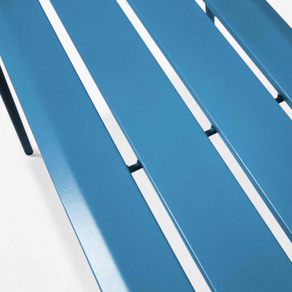 Anthrazitfarbener Ampelschirm mit quadratischem Schirmtuch und Schirmständer.