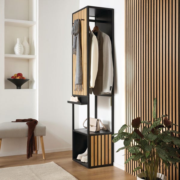 Moderne Garderobe aus Metall und Holzlamellen als offenes Regal mit Kleiderstange, Ablage und Schuhfach in einem hellen Flurbereich.