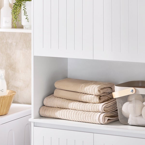 Stapel Handtücher im Badezimmerregal