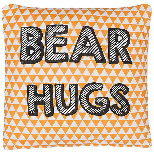 Quadratisches Dekokissen mit Dreiecksmuster und Aufschrift Bear Hugs