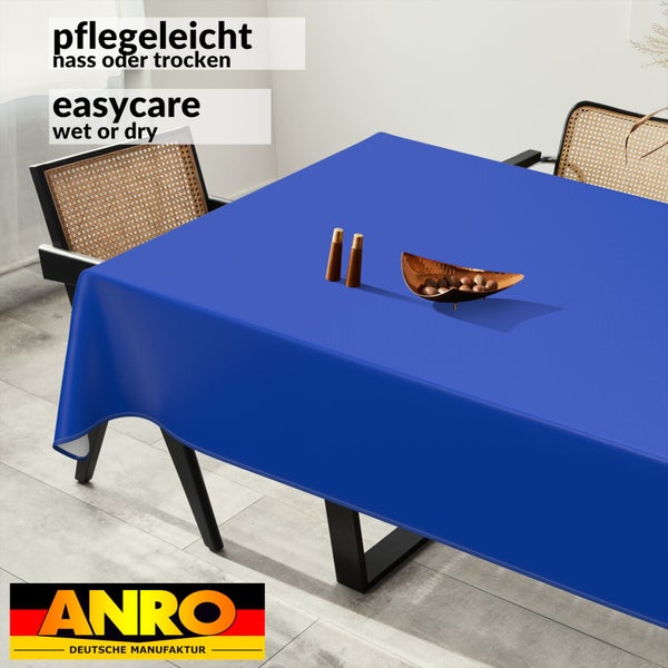 Blaues Tischtuch auf einem Tisch mit Dekorationsartikeln und zwei Stühlen