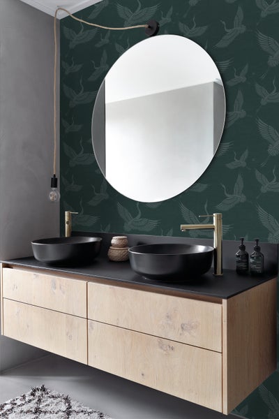 Badezimmer mit Doppelwaschbecken, rundem Spiegel und hölzernem Unterschrank