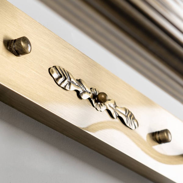 Detailaufnahme eines Messingkleiderhakens mit Blattdesign