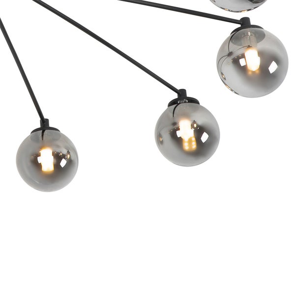 Mehrflammige Deckenleuchte mit runden Glasschirmen und Leuchtmitteln