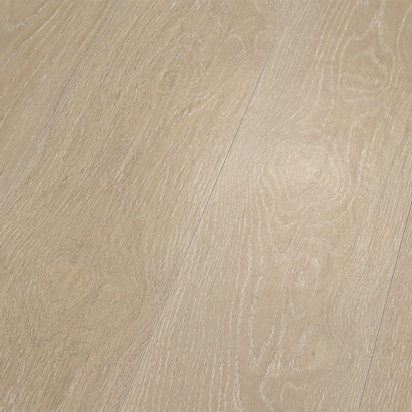 Laminatboden in Eichenoptik mit strukturierter Holzmaserung als Bodenbelag für den Innenbereich