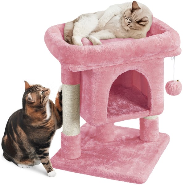 Rosa Katzenkratzbaum mit zwei Katzen, eine kratzt an dem Kratzbaum, die andere liegt oben