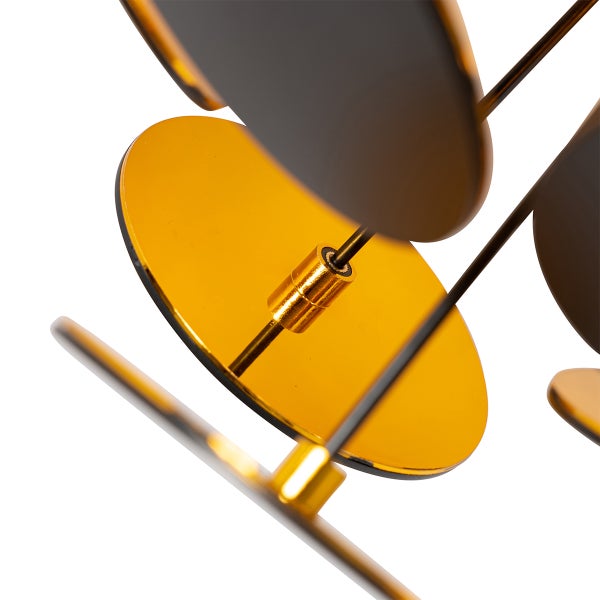 Detailaufnahme einer Hängeleuchte mit runden Elementen