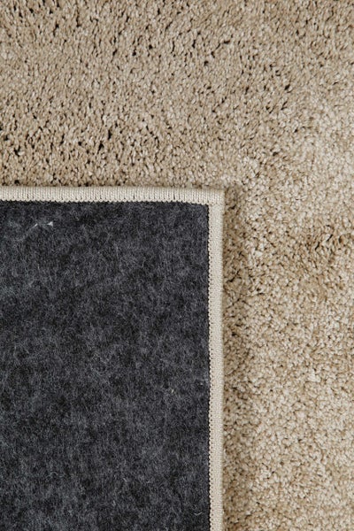 Beiger Hochflor-Teppich mit grauer Filzrückseite und verstärkter Kettelkante.