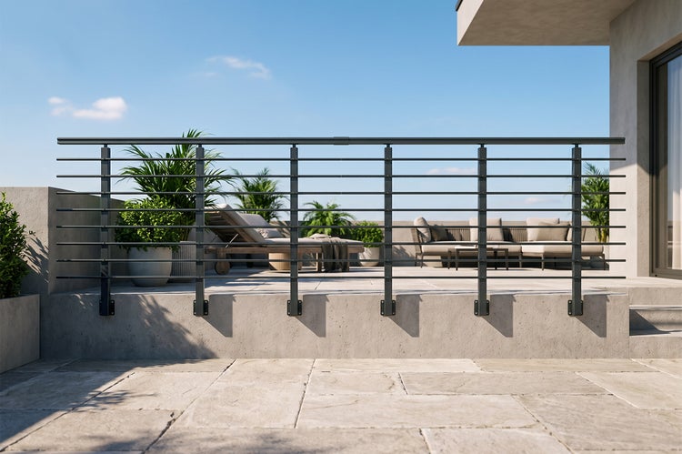 Modernes Geländersystem aus Metall mit horizontalen Streben auf einer Terrasse mit Sitzmöbeln und Pflanzen im Außenbereich.