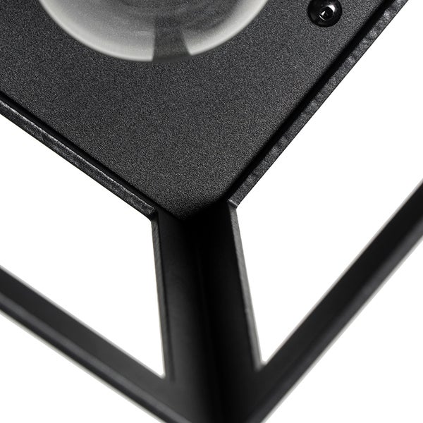 Detailaufnahme einer schwarzen Leuchte mit geometrischem Design