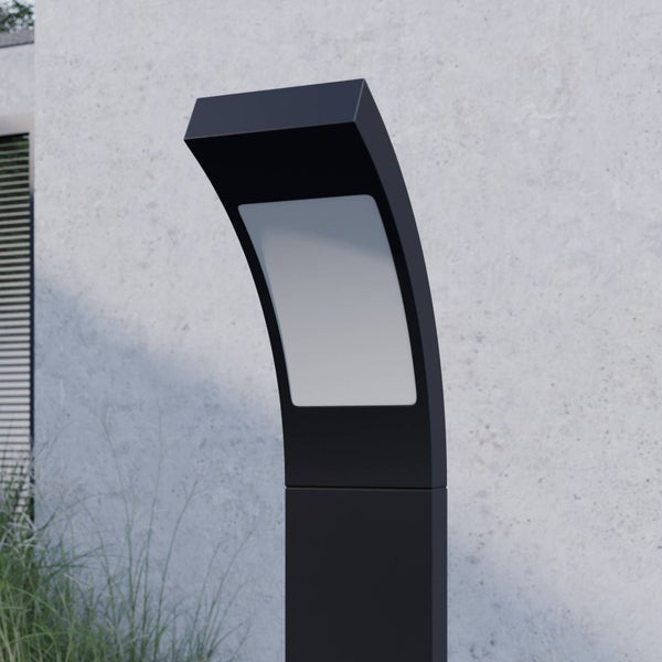 Moderne Außenwegleuchte in Schwarz mit geschwungenem Design und weißem Diffusor.