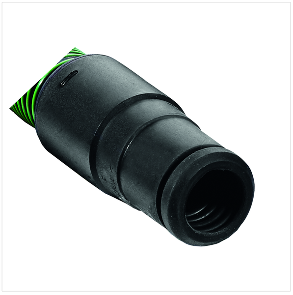 Schwarze Kabelverschraubung mit grünen Kabeln