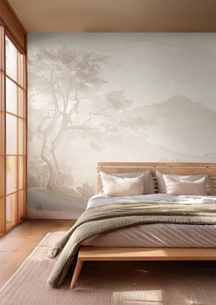 Schlafzimmer mit Baum- und Bergmotiv-Tapete über dem Bett