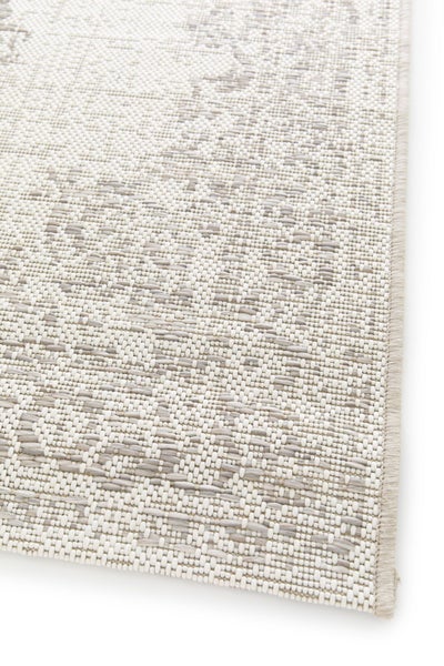 Flachgewebter Teppich mit dezentem Muster und sauber eingefasstem Rand.