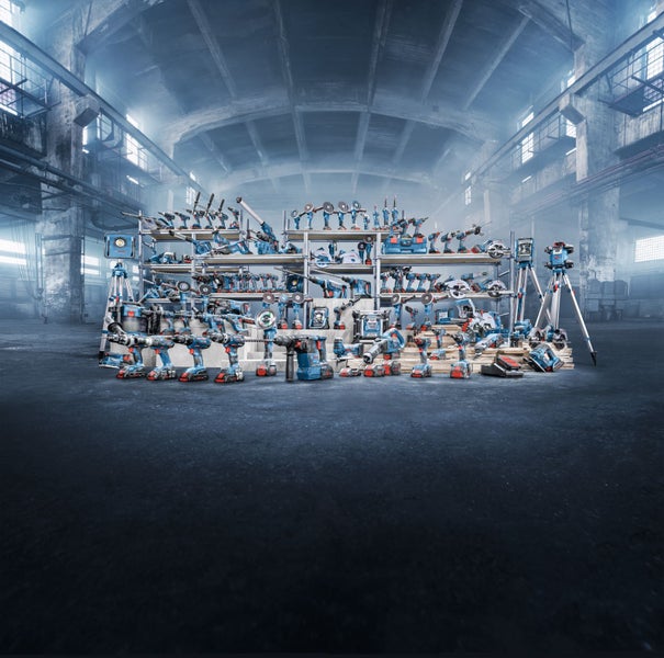 Nachttischszene mit Lampe, Buch und Bett