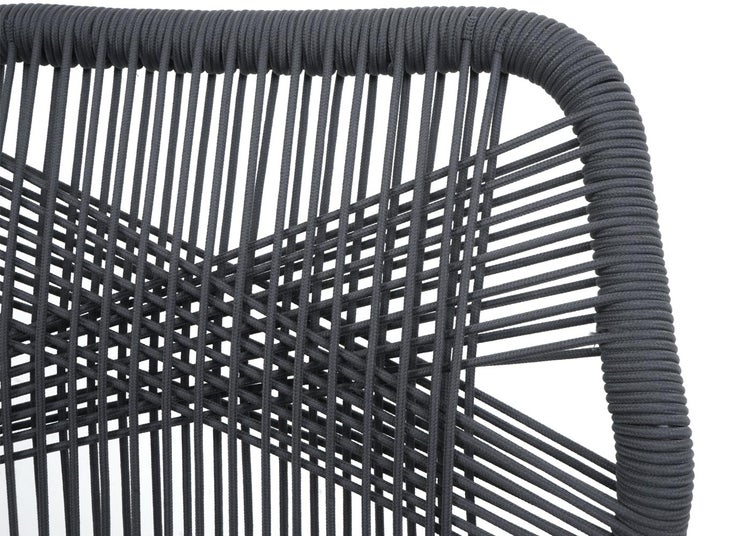 Detailansicht eines Stuhls mit Seilbespannung