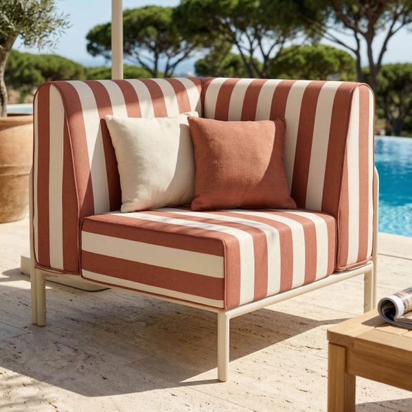 Gestreiftes Eckmodul für Gartenlounge mit Metallgestell und zwei Zierkissen auf einer hellen Terrasse am Pool.