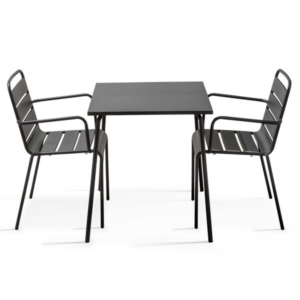 Dreiteiliges Gartenmöbel-Set aus dunklem Metall, bestehend aus einem quadratischen Tisch und zwei Armlehnenstühlen mit Latten-Optik.
