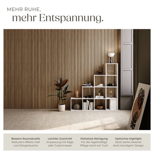 Moderne Wandverkleidung mit vertikalen Holzlamellen für verbesserte Raumakustik, kombiniert mit einem weißen Stufenregal und einer Zimmerpflanze.