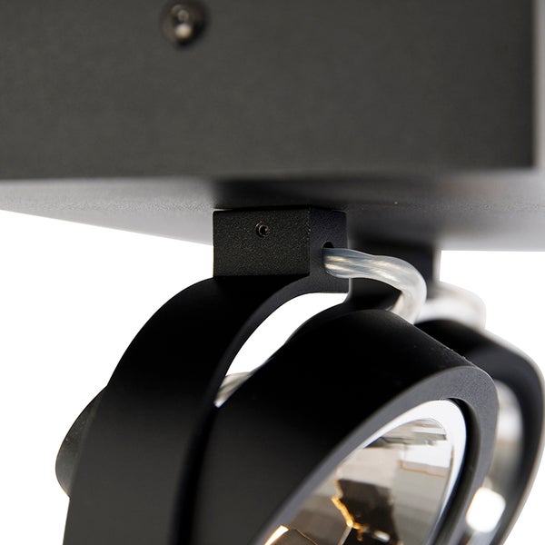 Detailaufnahme einer Deckenleuchte mit Strahlern