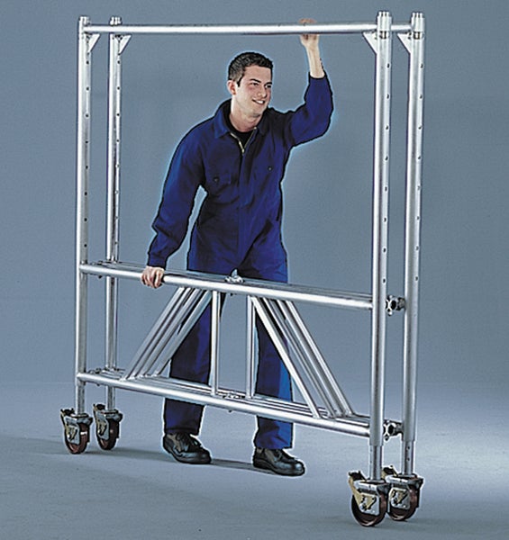 Rollgerüst mit einer Person in Arbeitskleidung