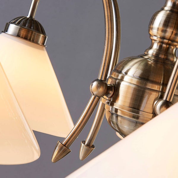 Detailaufnahme einer Lampe mit Lampenschirmen aus Glas und einem Gestell aus Metall