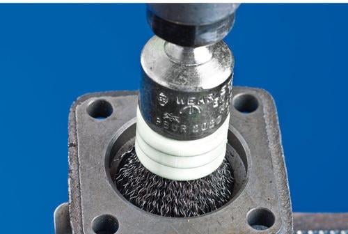 Drahtbürste zur Reinigung eines Metallobjekts