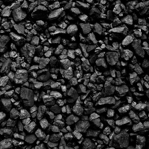 Nahaufnahme von Anthrazitkohle in verschiedenen Stückgrößen als Brennstoff.