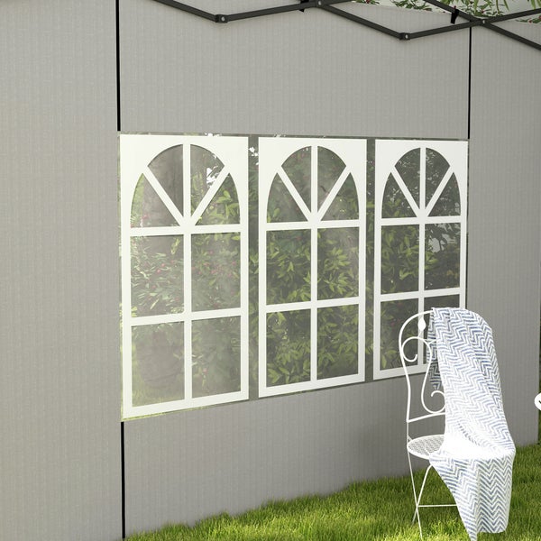 Graues Pavillon Seitenteil mit drei weißen Rundbogenfenstern in einer Gartenszene mit Stuhl auf Rasen.