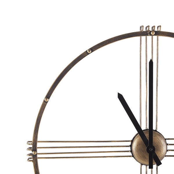 Analoge Wanduhr aus Metall in Antik-Optik mit minimalistischen Streben und schwarzen Zeigern.