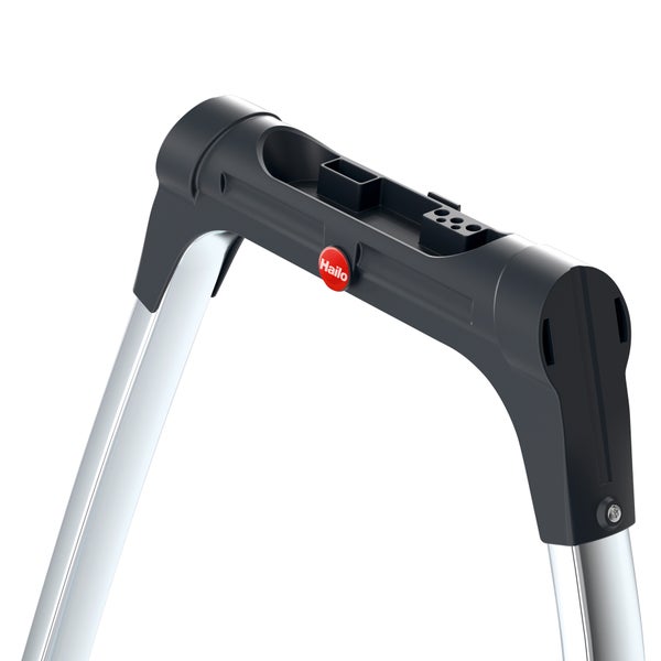 Detailansicht einer Leiter mit Ablagemöglichkeiten und Hailo Logo.