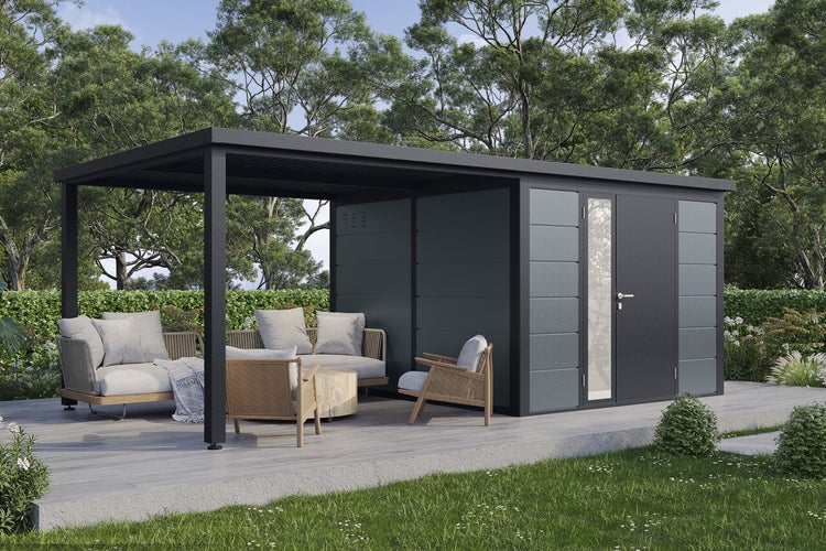 Modernes Gartenhaus mit integriertem überdachtem Sitzbereich auf einer Terrasse mit Gartenmöbeln und Loungeecke im Außenbereich.