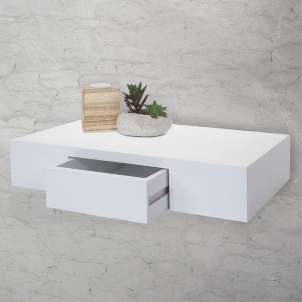 Wandregal mit Schublade, Dekoration und Mauer im Hintergrund