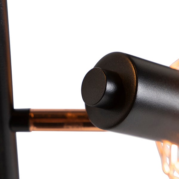 Detailaufnahme einer schwarzen Lampe mit Metallelementen