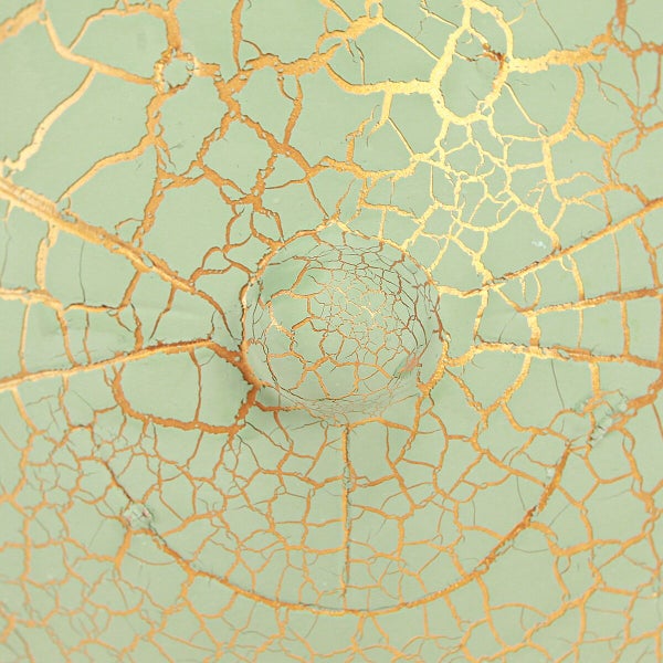 Wandgestaltung mit Craquelé Optik in Pastell mit goldenen Rissen als dekorativer Effekt