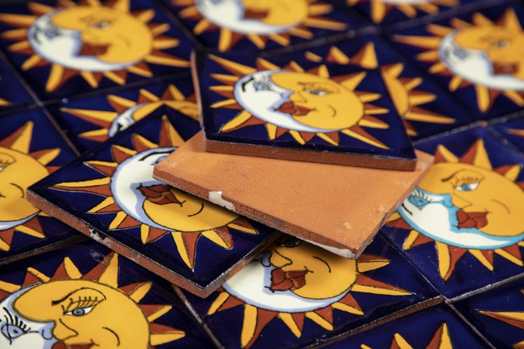 Badezimmer mit Holzschrank und Wäschekorb