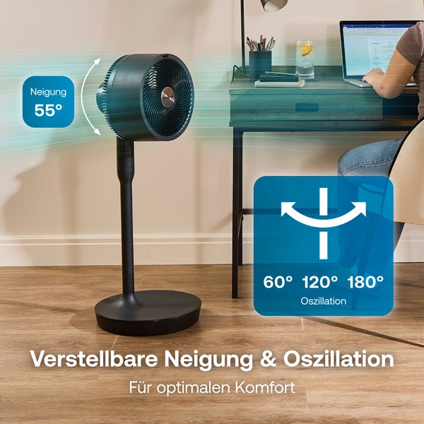 Schwarzer Standventilator mit 55 Grad Neigung und Oszillation von 60, 120 oder 180 Grad in einem hellen, modernen Zimmer.