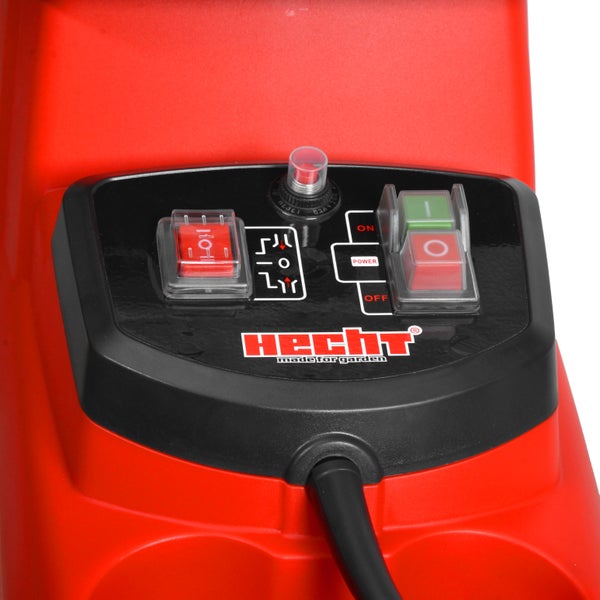 Nahaufnahme der Bedienelemente eines Gartengerätes mit Schaltern und Hecht Logo