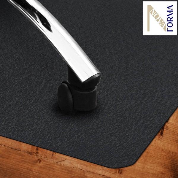 Bodenschutzmatte für Bürostuhl auf Holzboden mit Nova Forma Logo.