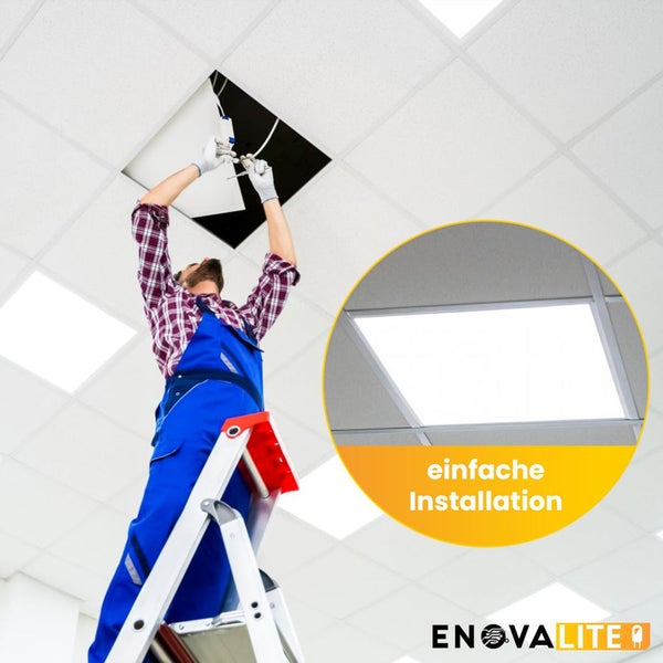 Ein Arbeiter installiert eine Deckenleuchte in einer Rasterdecke mit Hilfe einer Leiter. Hervorgehoben ist eine Paneelleuchte. Enovalite Logo