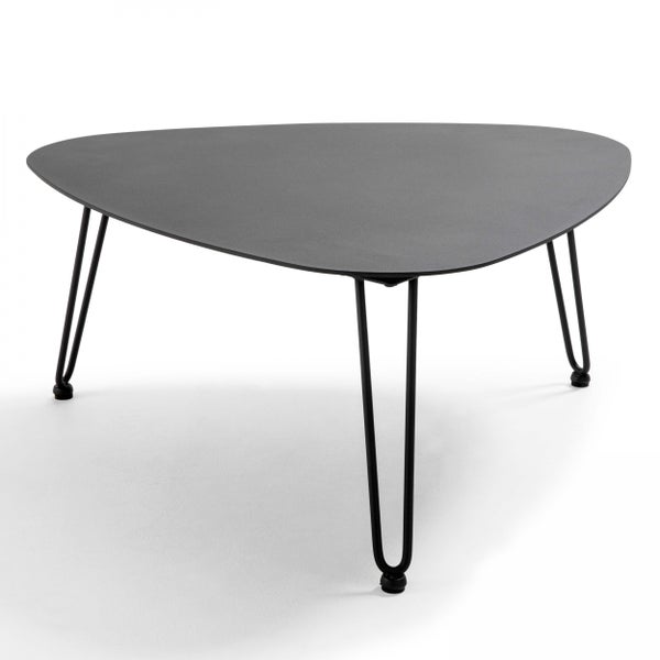 Schwarzer dreieckiger Beistelltisch aus Metall mit drei Hairpin-Beinen.