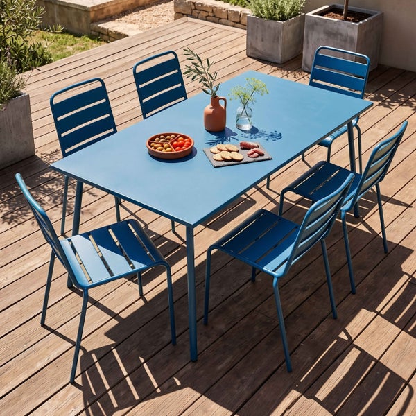 Blaues Gartenmöbel-Set aus Metall mit rechteckigem Tisch und sechs Stühlen auf einer Holzterrasse.