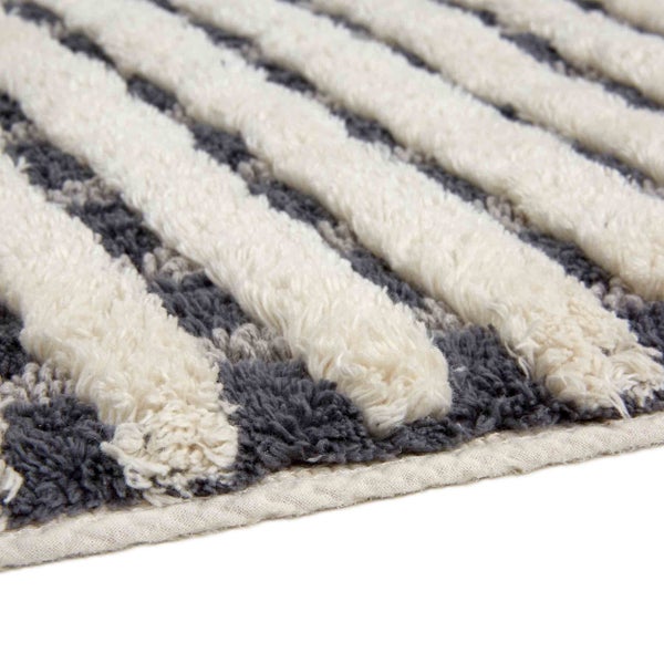 Badteppich mit Streifenmuster