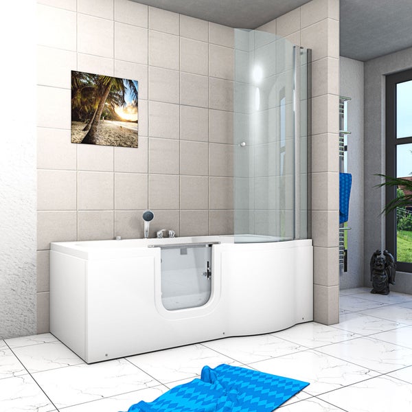 Barrierefreie Sitzbadewanne mit Glastür und gewölbtem Duschaufsatz aus Glas in einem hellen, modern gefliesten Badezimmer.