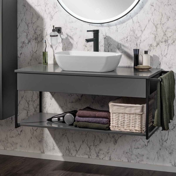 Waschtisch mit Waschbecken, Armatur, Spiegel und Ablage im Badezimmer
