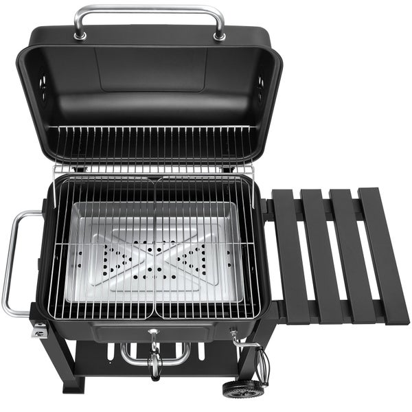 Holzkohlegrill aus Metall mit geöffnetem Deckel, Grillrost, Warmhalterost, seitlicher Ablagefläche und Rädern.