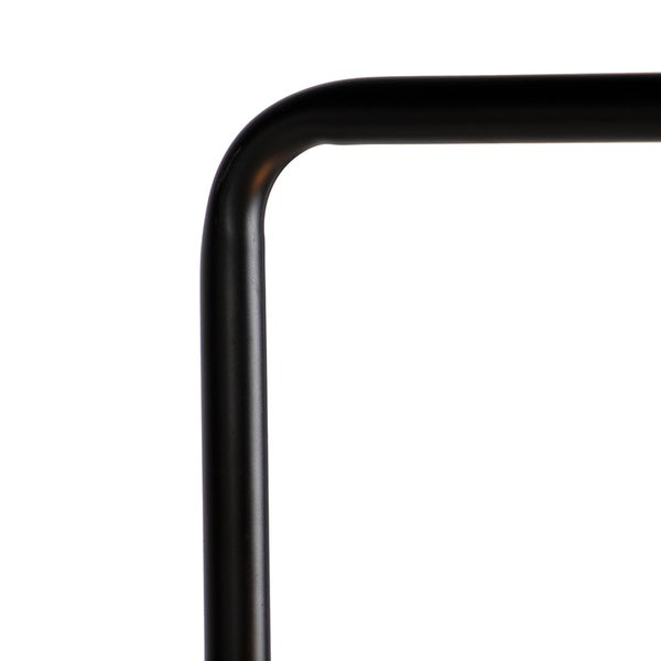 Detailansicht eines schwarzen Metallrahmens mit abgerundeter Ecke