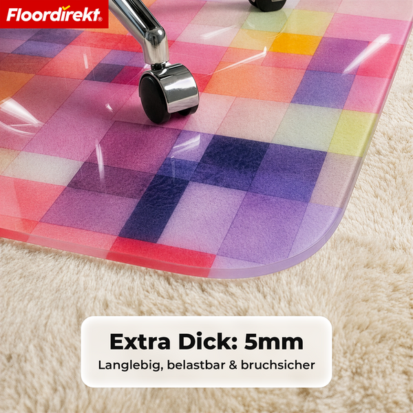 Floordirekt Logo. 5 Millimeter dicke Bodenschutzmatte mit Karomuster auf einem Teppich. Langlebige und bruchsichere Schreibtischstuhlunterlage.