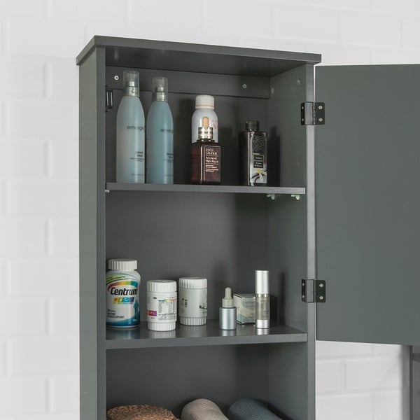 Grauer Badezimmerschrank mit offenen Regalen und verschiedenen Badartikeln